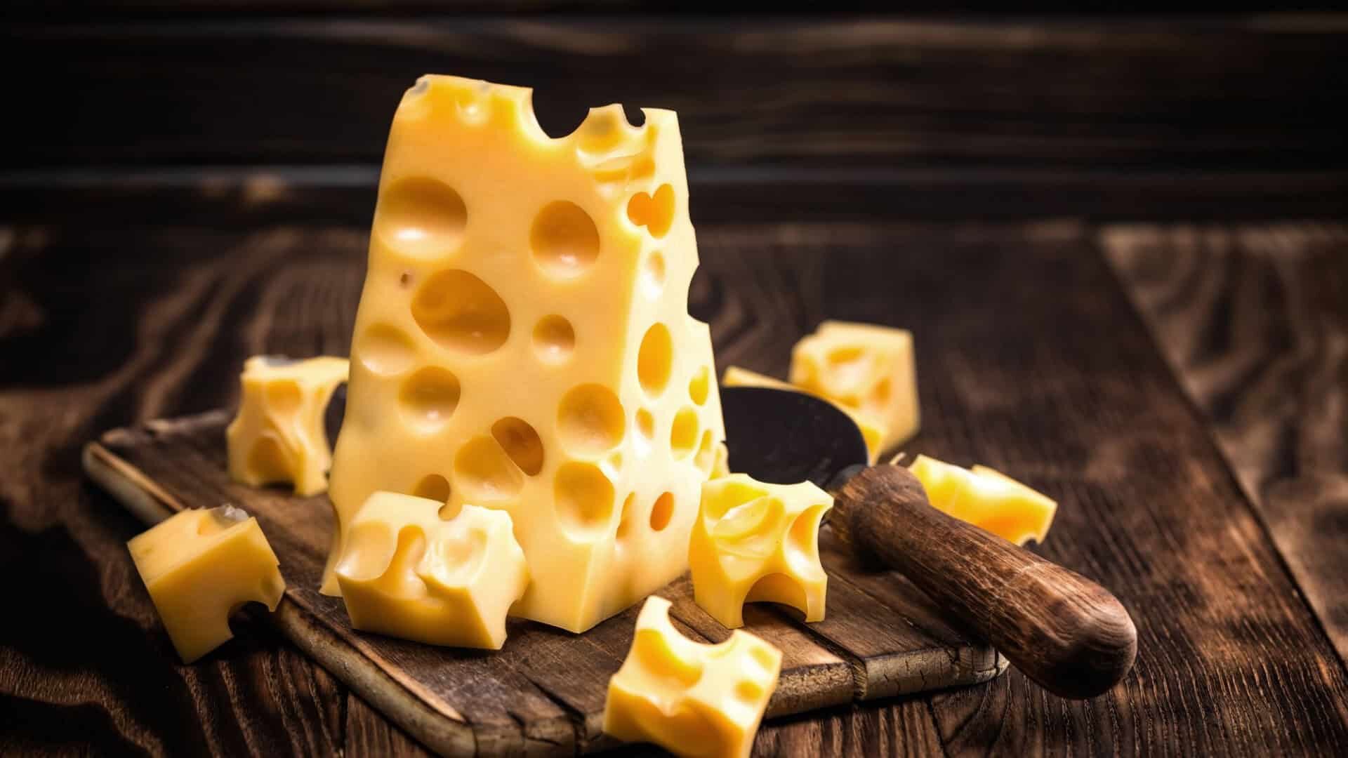 Como a ciência desvendou a origem dos buracos do queijo suíço