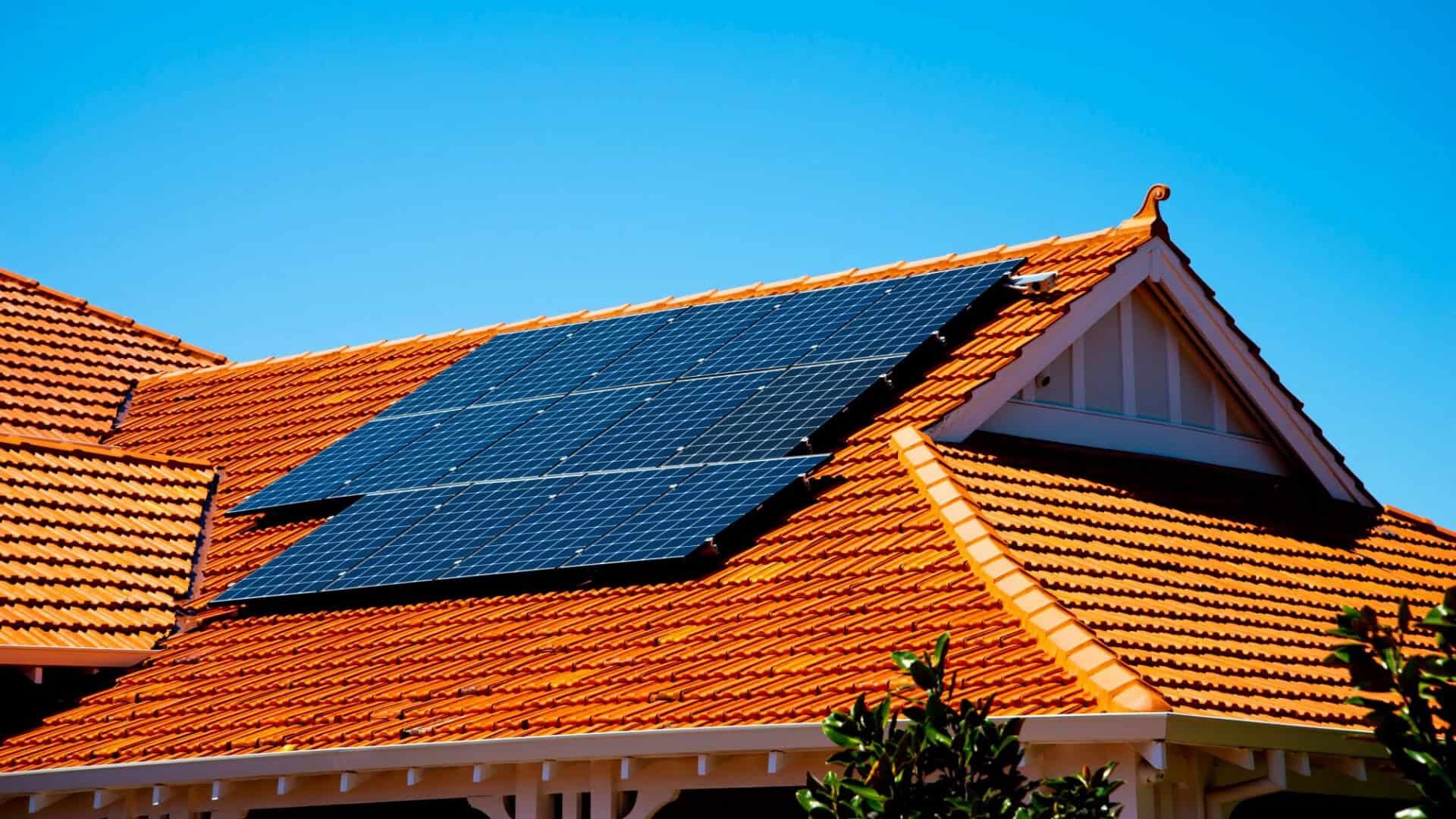 Estudo revela impacto surpreendente dos painéis solares na saúde e no clima