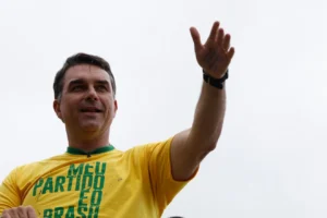 Flávio Bolsonaro intensifica campanha no Nordeste para reduzir vantagem de Lula
