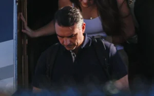 Saída de Flávio Bolsonaro do Brasil gera incertezas e divisões no PL