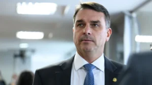 Flávio avalia transferir Caixa e BB para ministério social