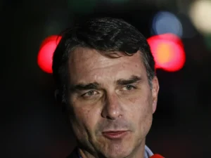 Ex-agente da CIA levanta suspeitas sobre atuação de inteligência na saída de Flávio Bolsonaro